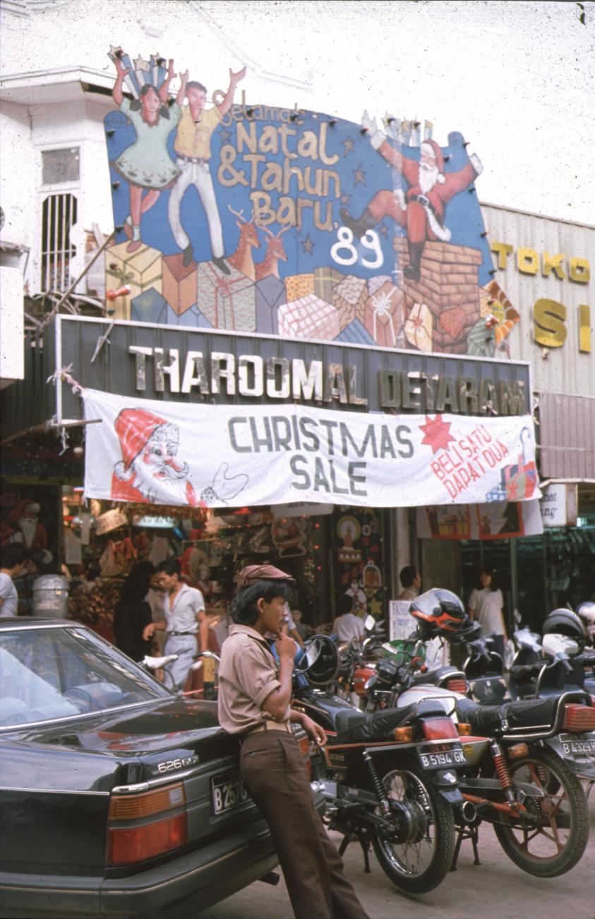 BD/166/265 -
Christmas mood in town