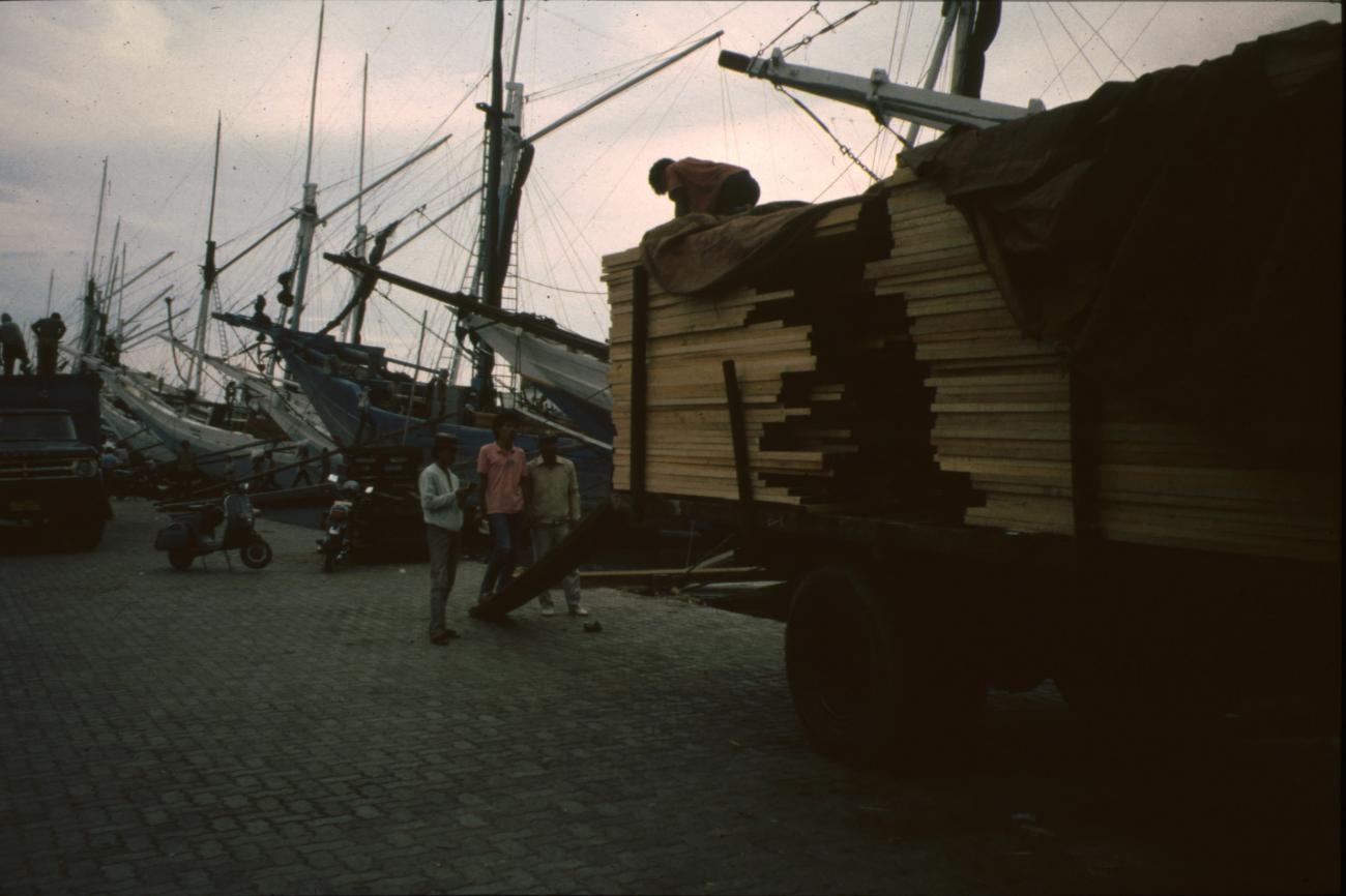 BD/166/276 -
A bulk wood on the quay