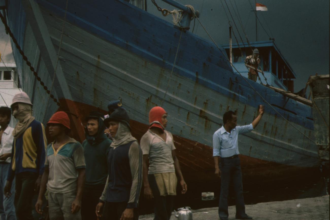 BD/166/279 -
Men with ship