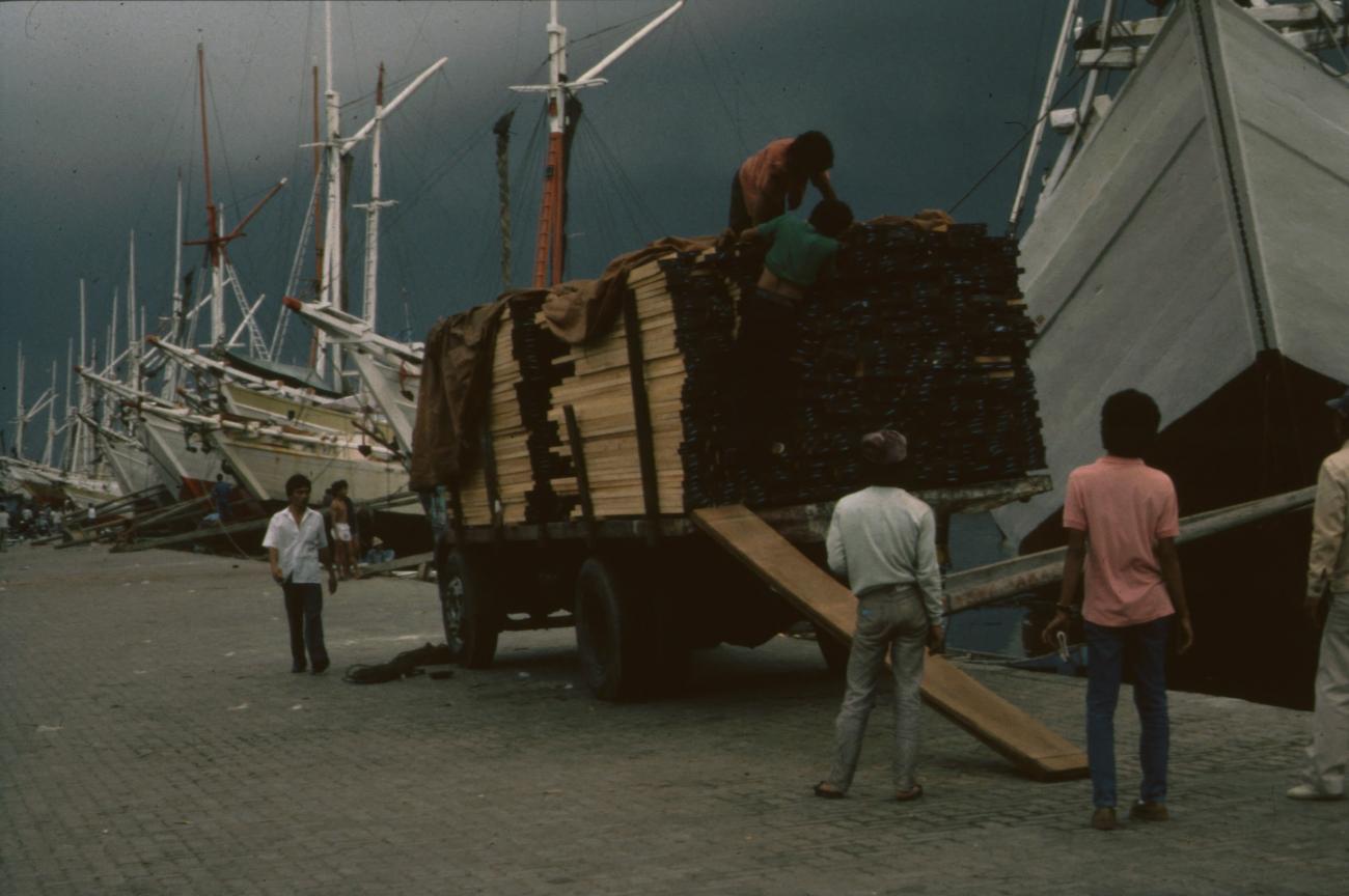 BD/166/288 - 
Een kar met hout op de kade
