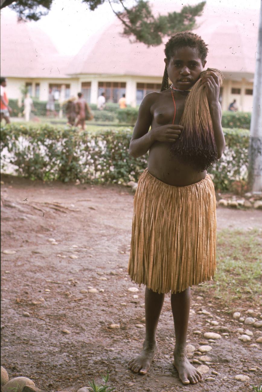 BD/166/289 -
Papua girl in skirt