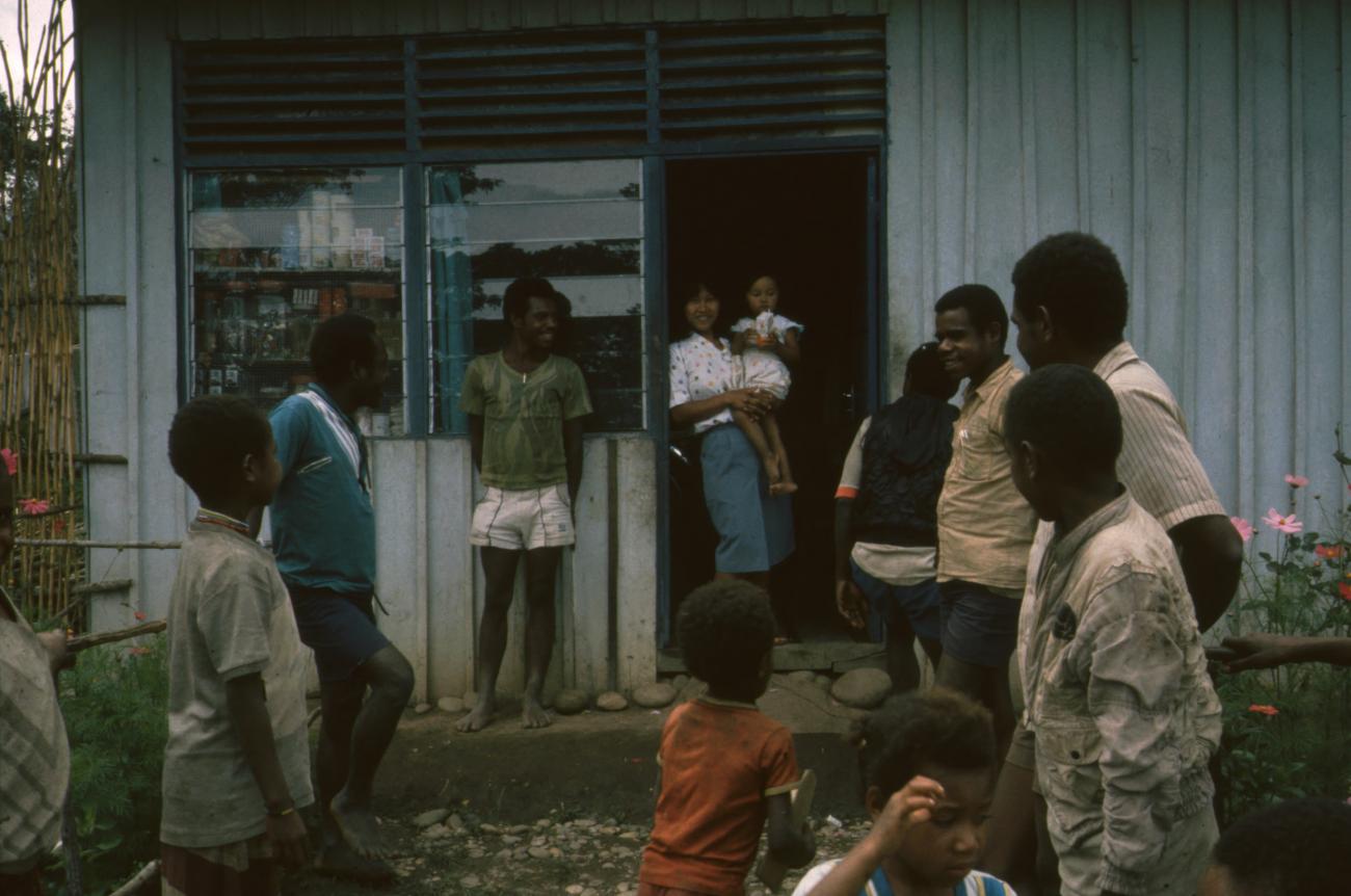 BD/166/307 - 
Papua&#039;s voor een winkeltje
