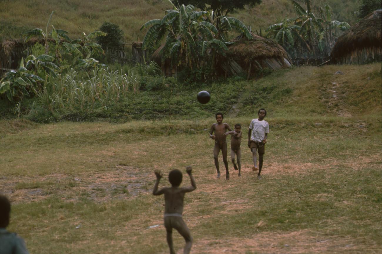 BD/166/357 -
Kinderen spelen met een bal