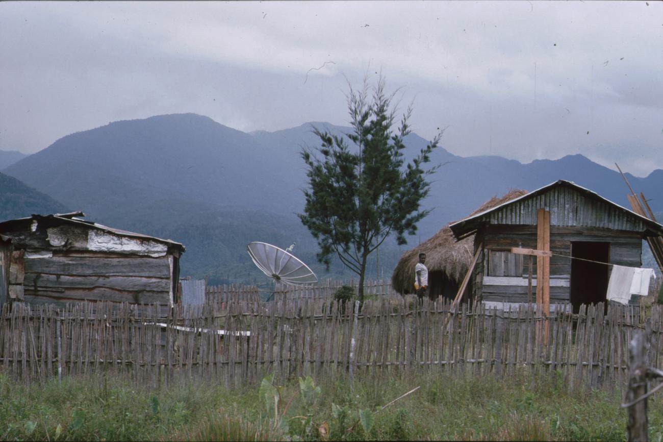 BD/166/358 -
Huisjes met satellietschotel