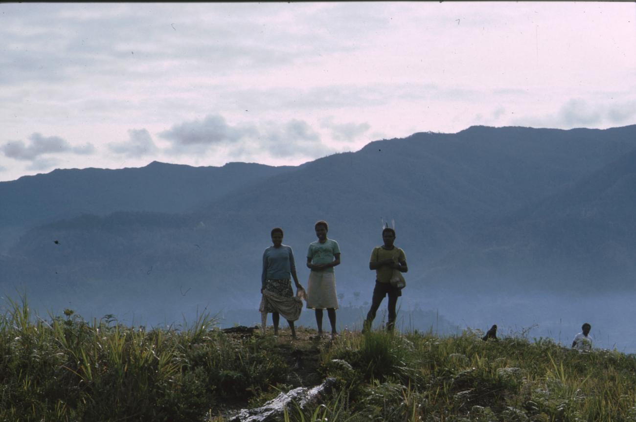 BD/166/418 -
Three dressed Papua persons with a beatiful background