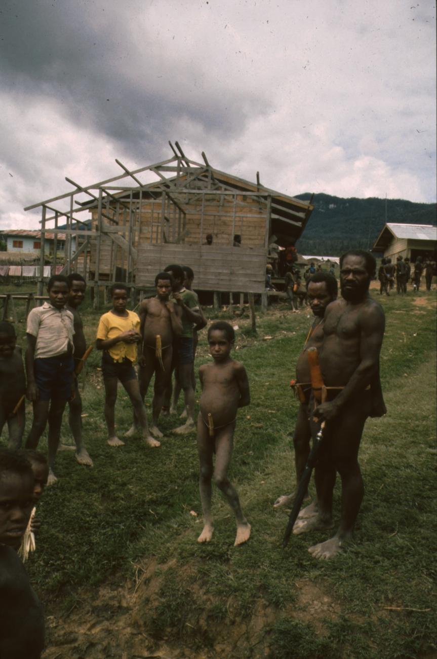 BD/166/42 -
Group of men in front of an house under construction