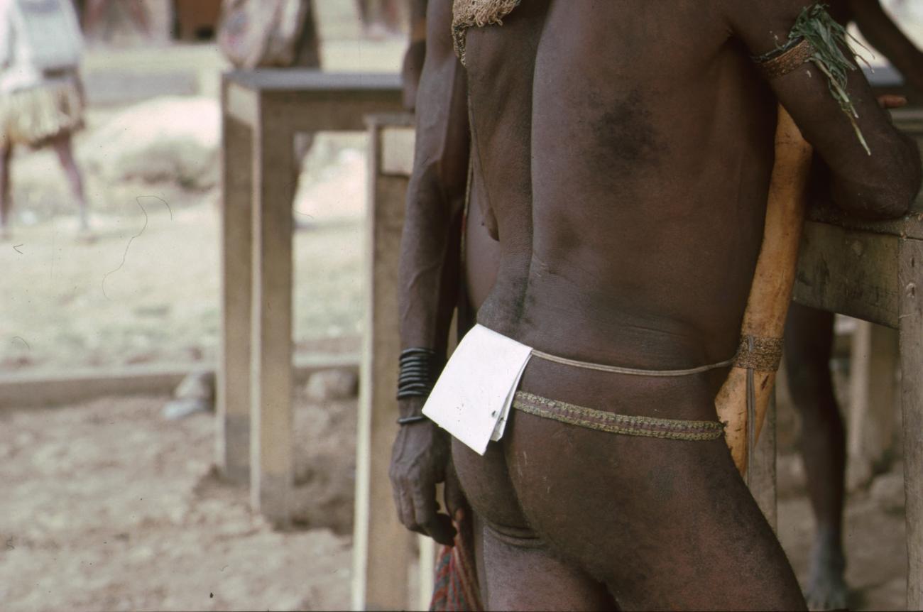 BD/166/72 -
Papuaman with a note on his belt