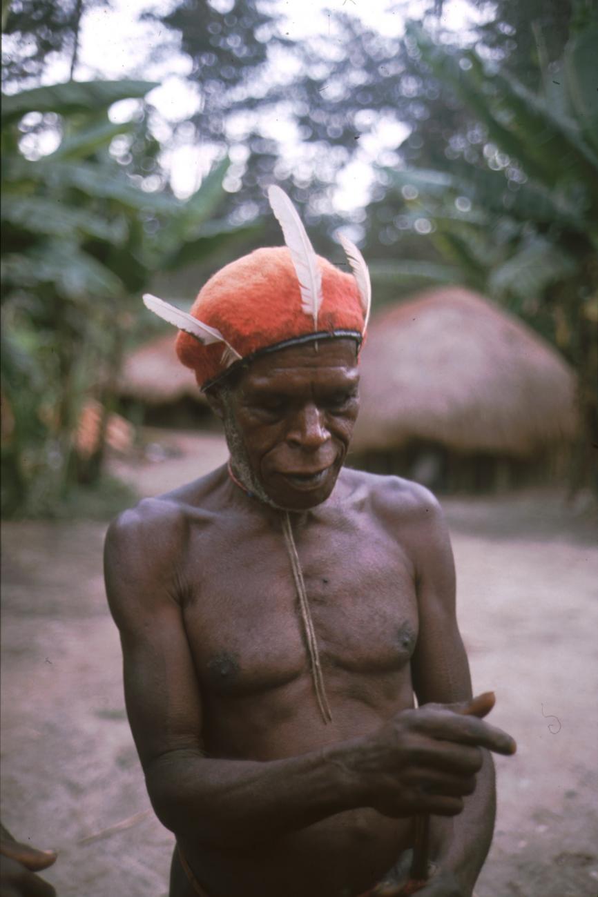 BD/166/80 -
Man with red beret