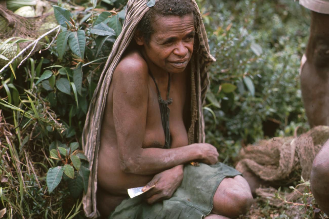 BD/166/94 -
Sitting woman with green skirt