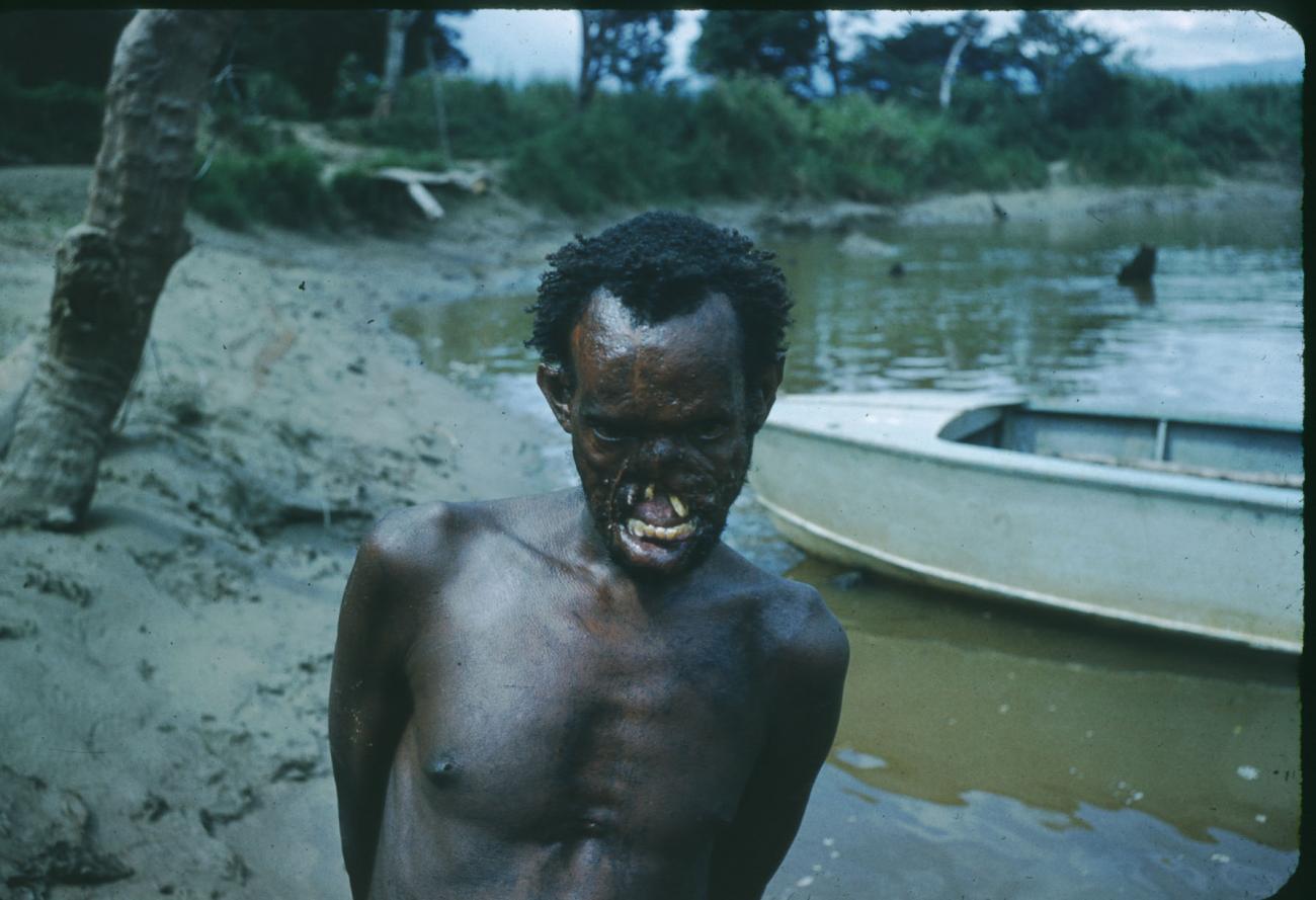 BD/209/1094 -
Man bij rivier