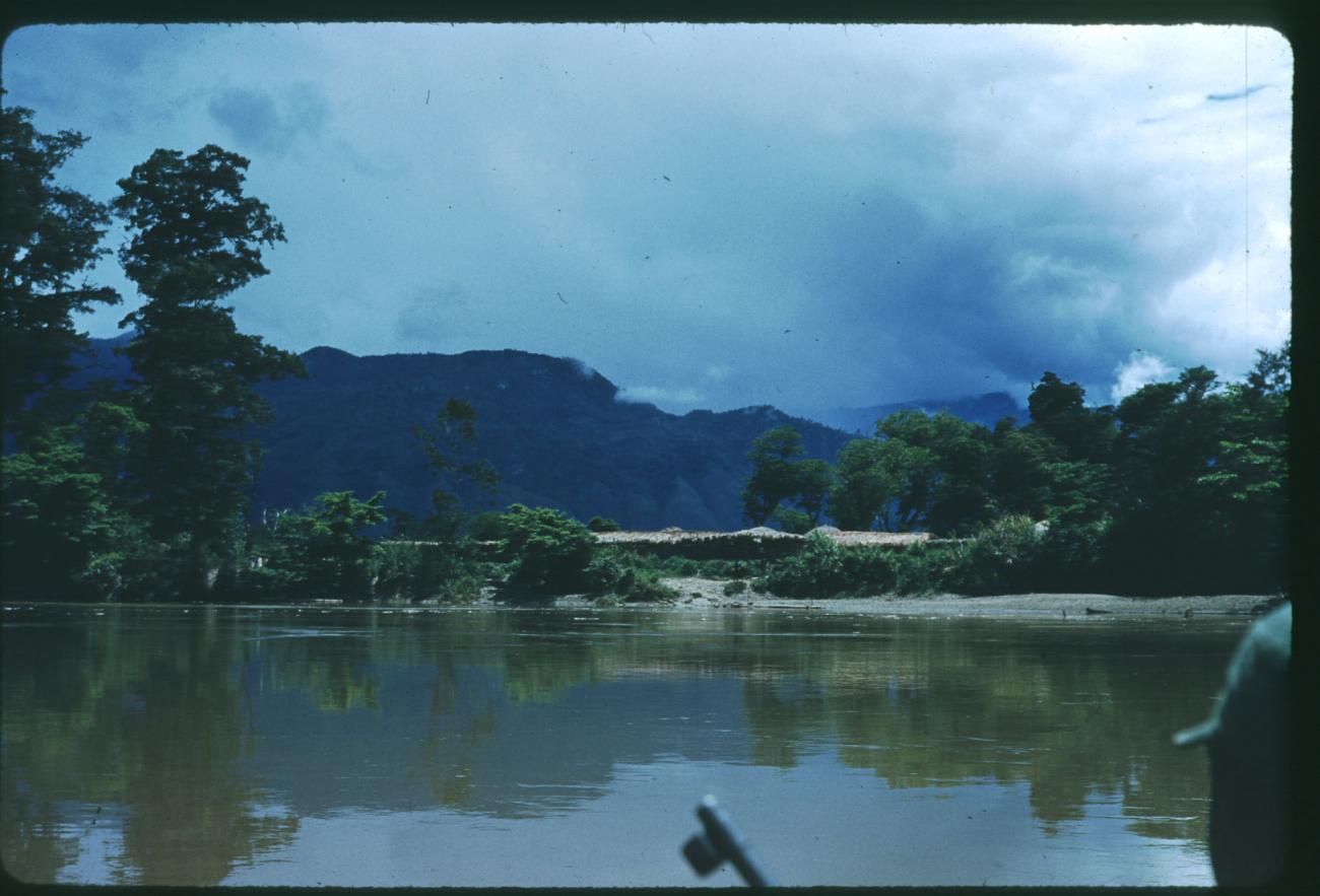 BD/209/1131 - 
Uitzicht over rivier
