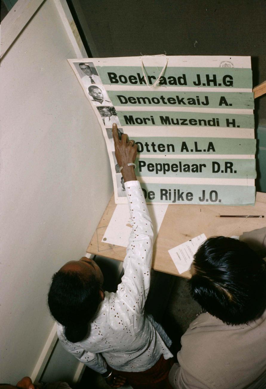 BD/209/8004 -
Verkiezingen Nieuw Guinea Raad