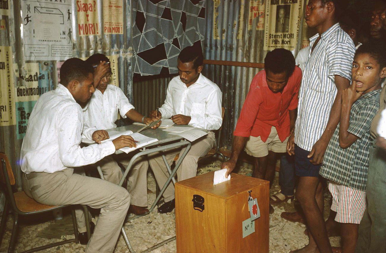 BD/209/8007 -
Verkiezingen Nieuw Guinea Raad