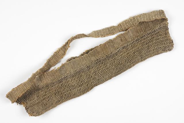 EA/86/4 - 
tobacco pouch
