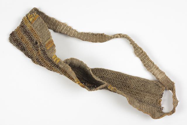 EA/86/4 - 
tobacco pouch

