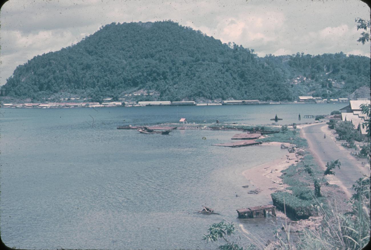 BD/288/29 -
Zicht op baai met o.m. pontonwrakken