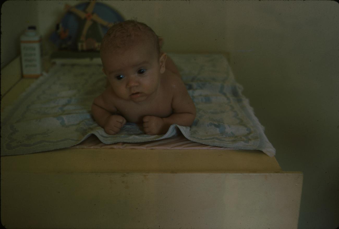 BD/288/40 -
Baby Michel op de commode