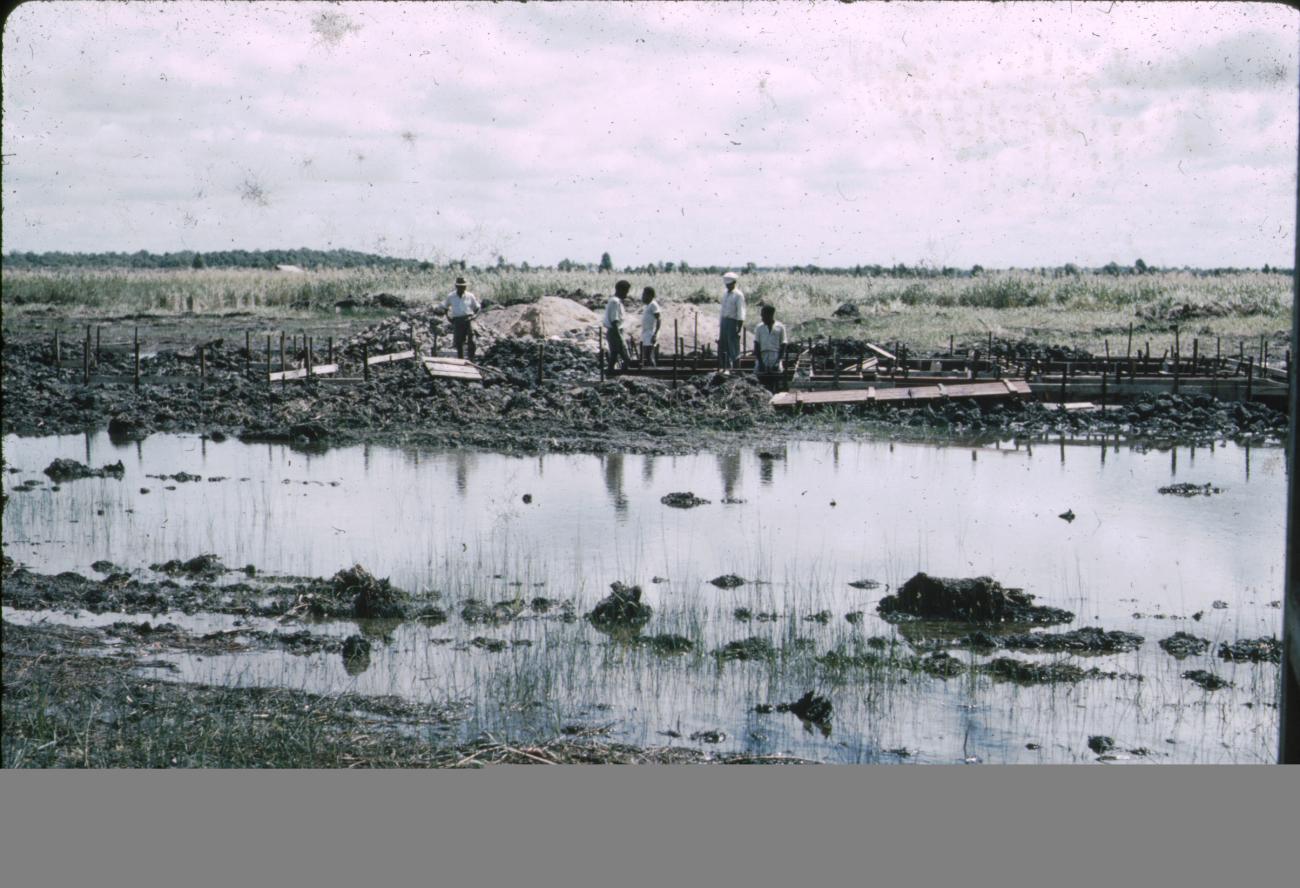 BD/288/5 -
Modderige poel bij bouwplaats