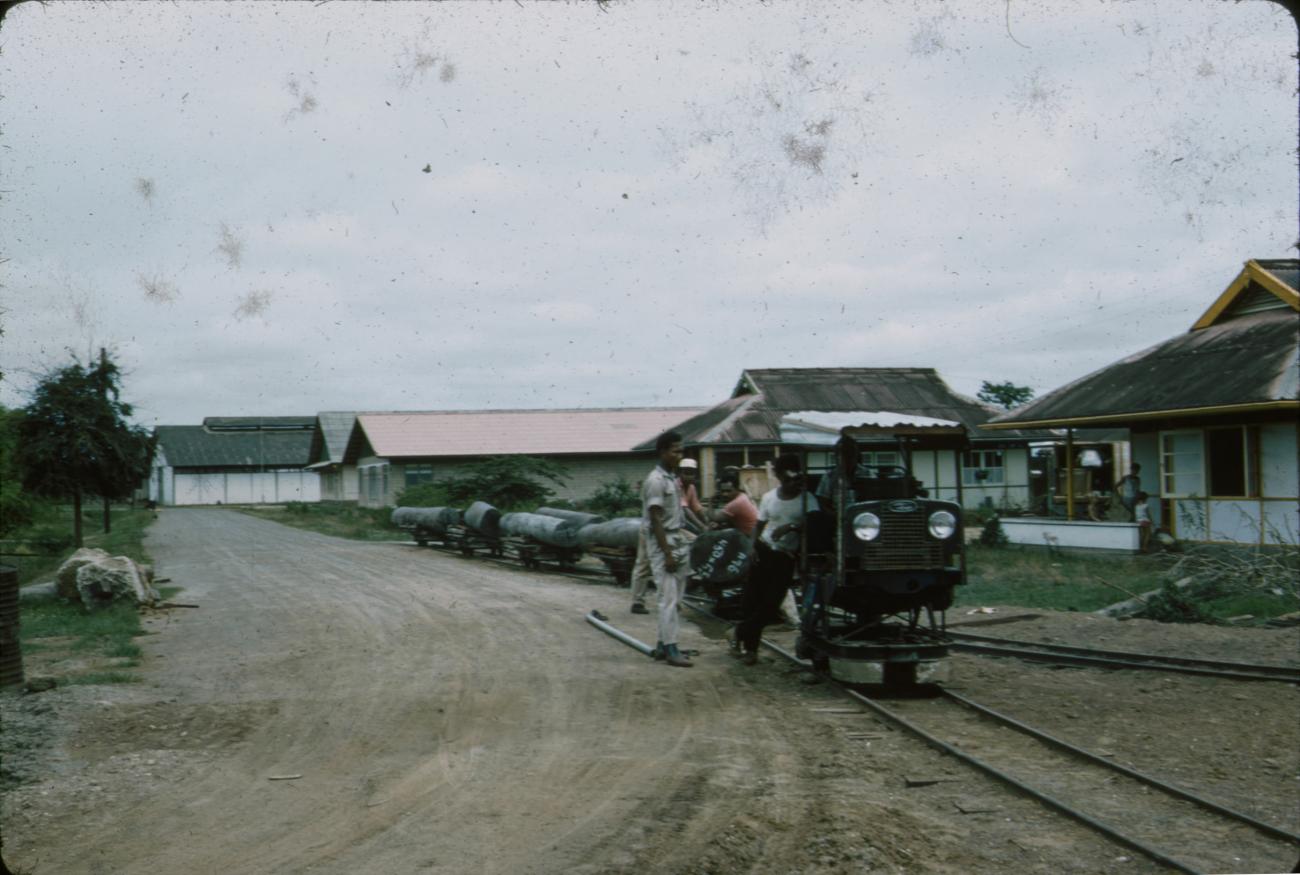 BD/288/108 -
Locomotief met op de achtergrond huis van familie Sesink-Clee
