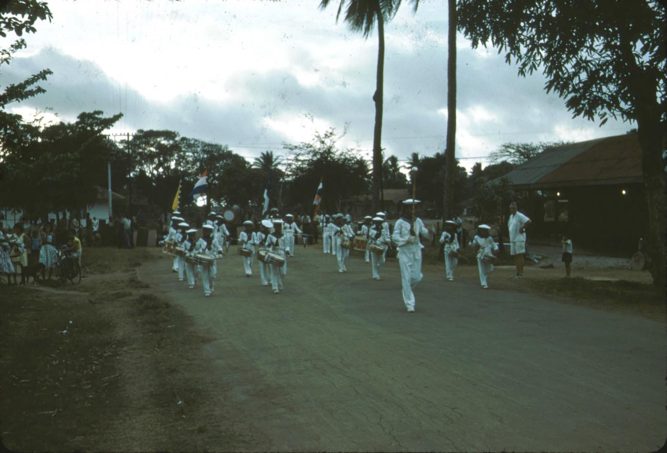 BD/288/117 -
Festiviteit, defile met drumband