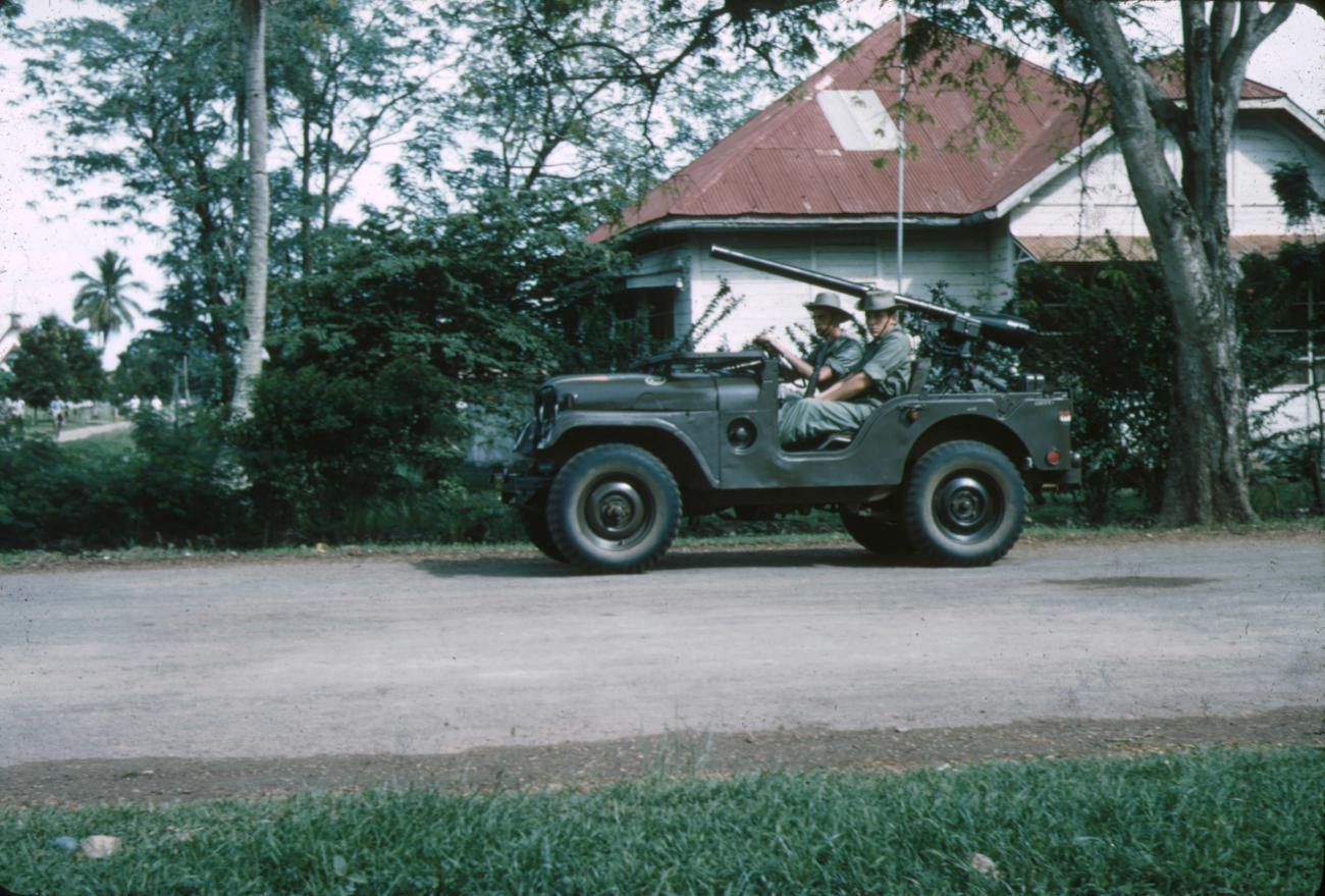 BD/288/130 -
Taptoe, militairen in jeep