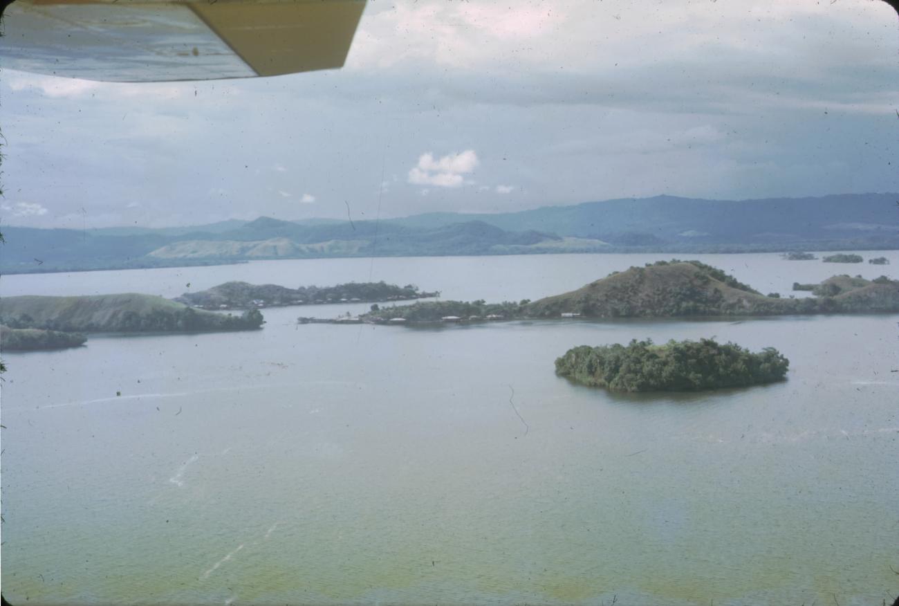 BD/288/146 -
Luchtfoto baai met eilanden