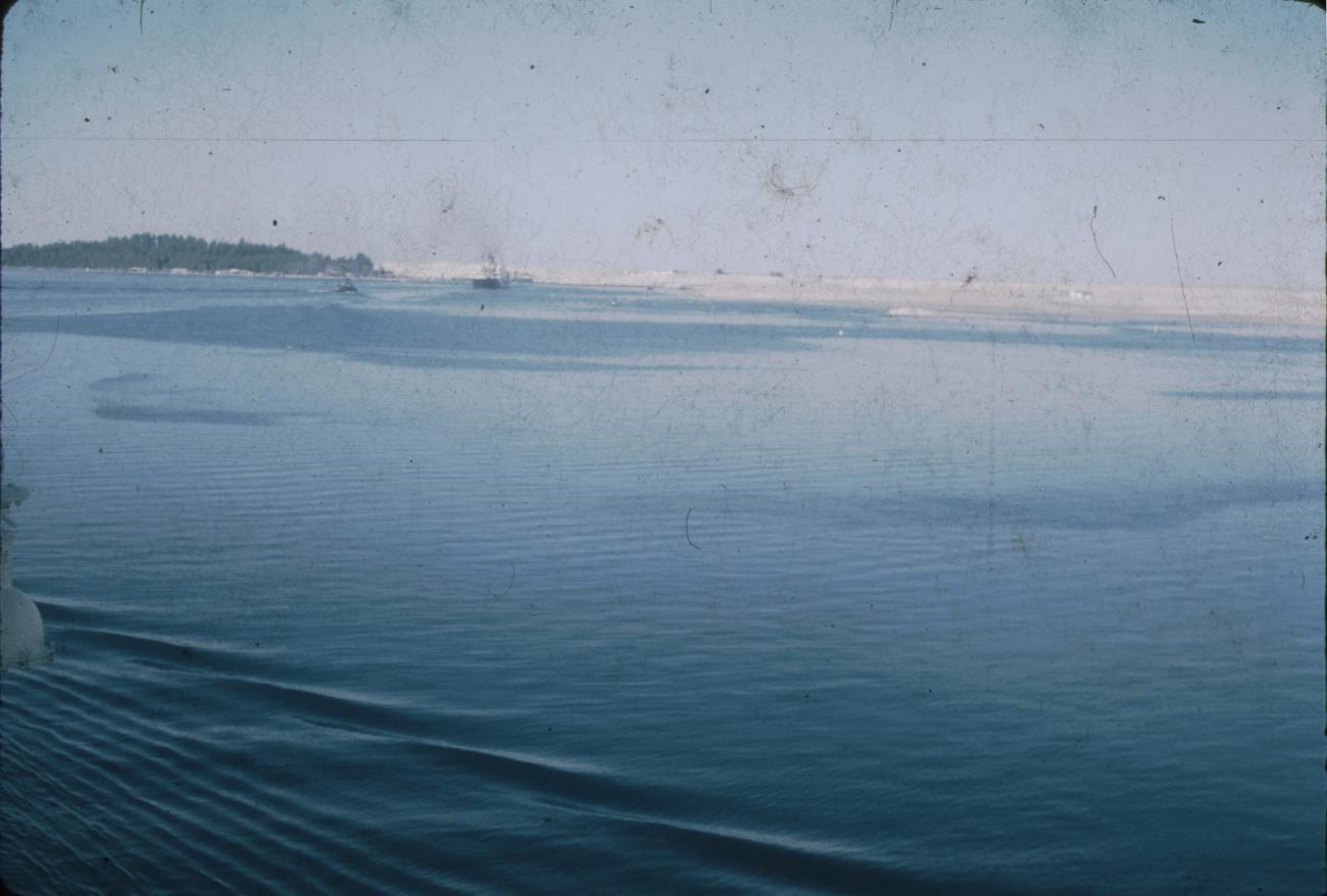 BD/288/151 -
Zicht op de baai vanaf boot
