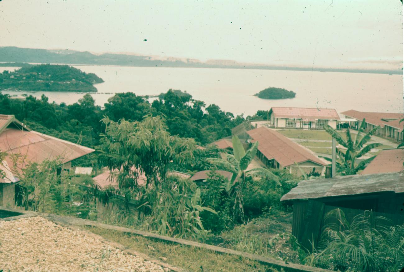 BD/288/159 -
Uitzicht vanuit KLM-huis, baai met eilanden