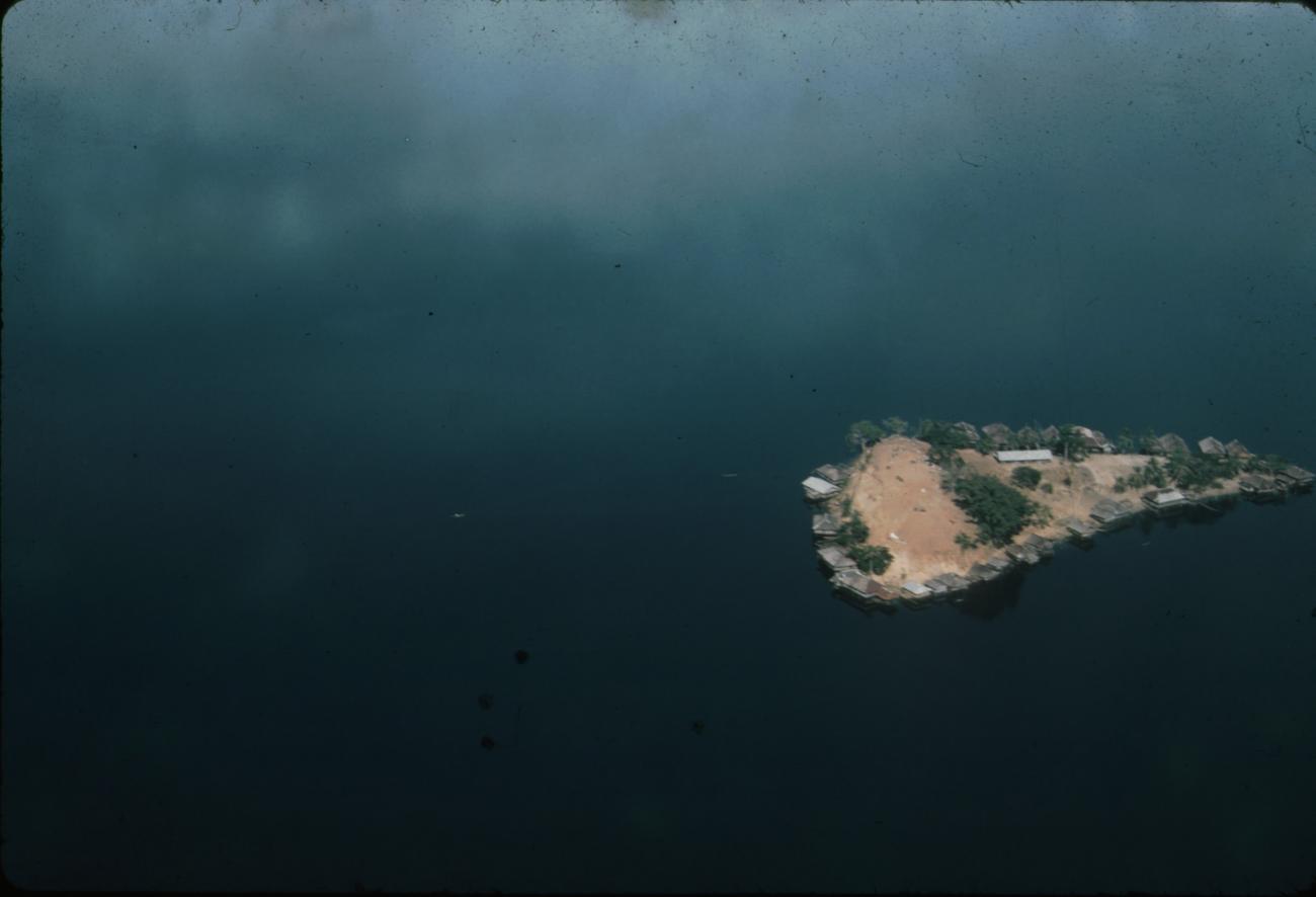 BD/288/72 -
Eilandje in baai vanuit de lucht