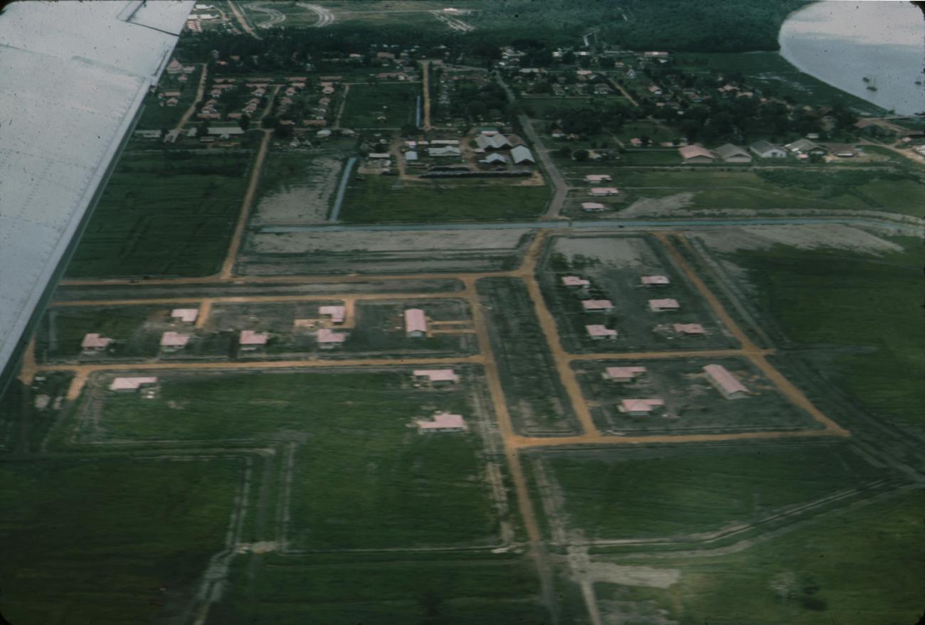 BD/288/97 -
Nederlandse zojuist aangelegde wijk vanuit de lucht