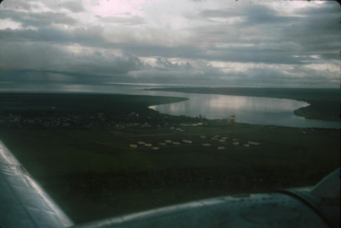 BD/288/98 -
Nederlandse zojuist aangelegde wijk en rivier vanuit de lucht