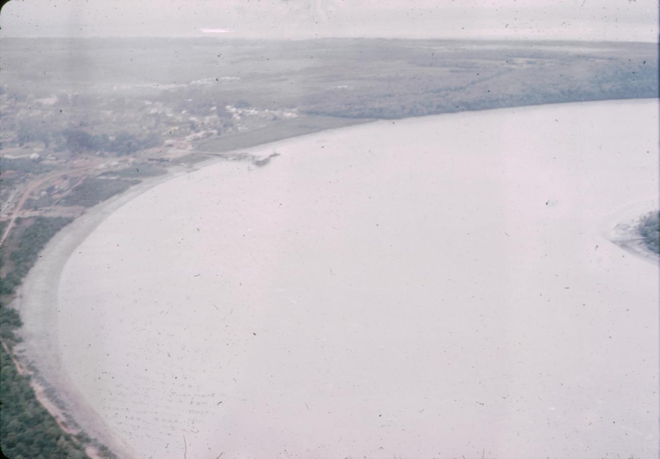 BD/288/99 -
Nederlandse zojuist aangelegde wijk en rivier vanuit de lucht