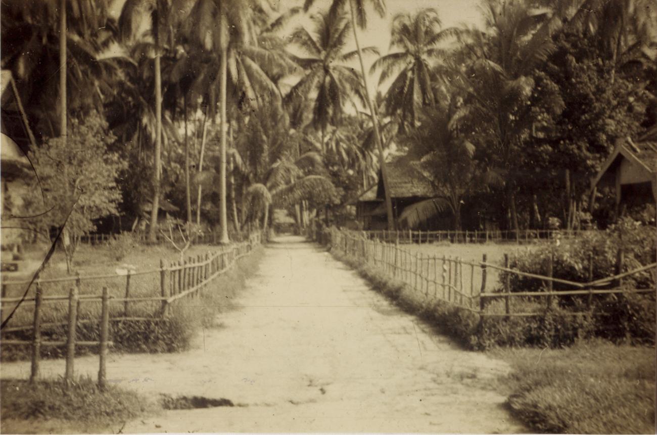 BD/309/30 -
Onverharde weg in het dorp Konda