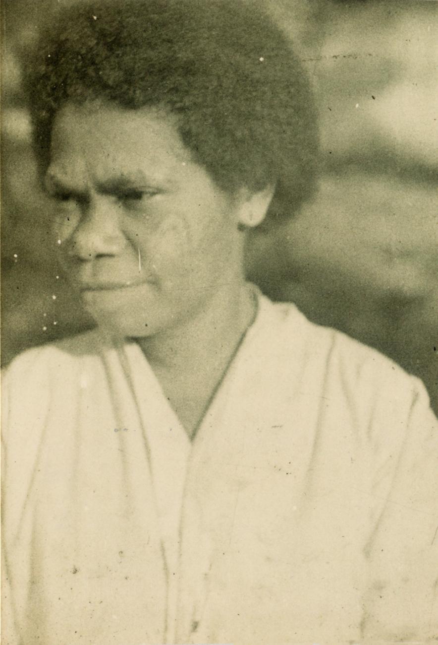 BD/309/38 -
Dorp Sosenek, portret vrouw met tatouage in gezicht