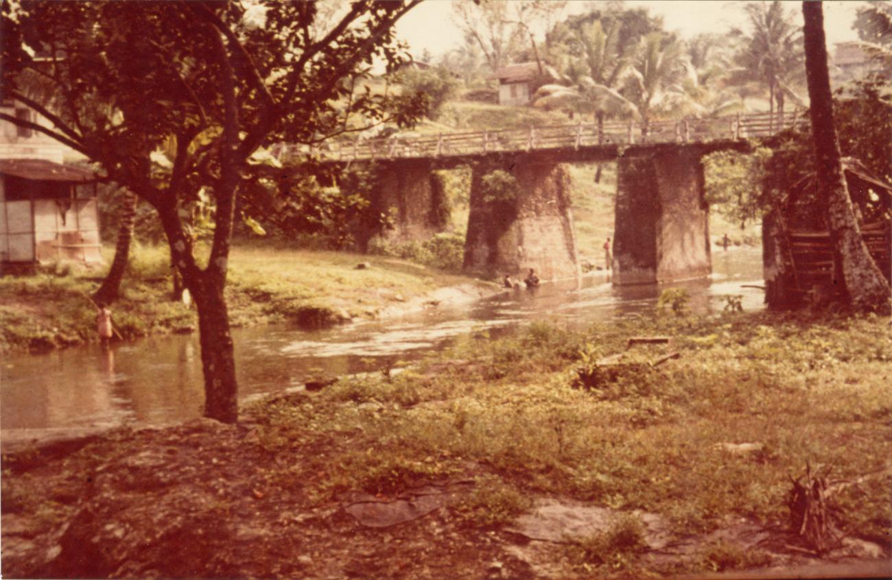 BD/309/55 -
Dorp Teminabuan, brug over rivier