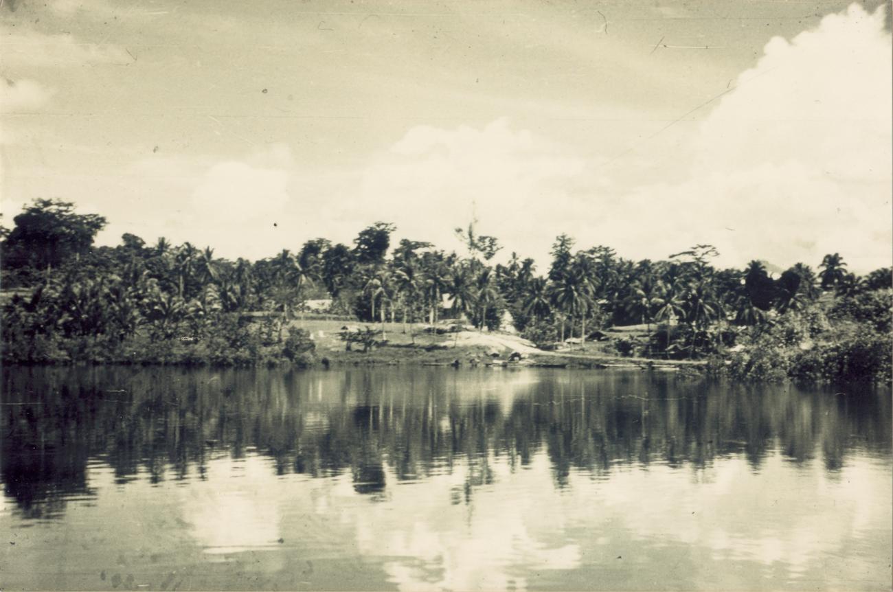 BD/309/56 -
Dorp Teminabuan, oever van de rivier