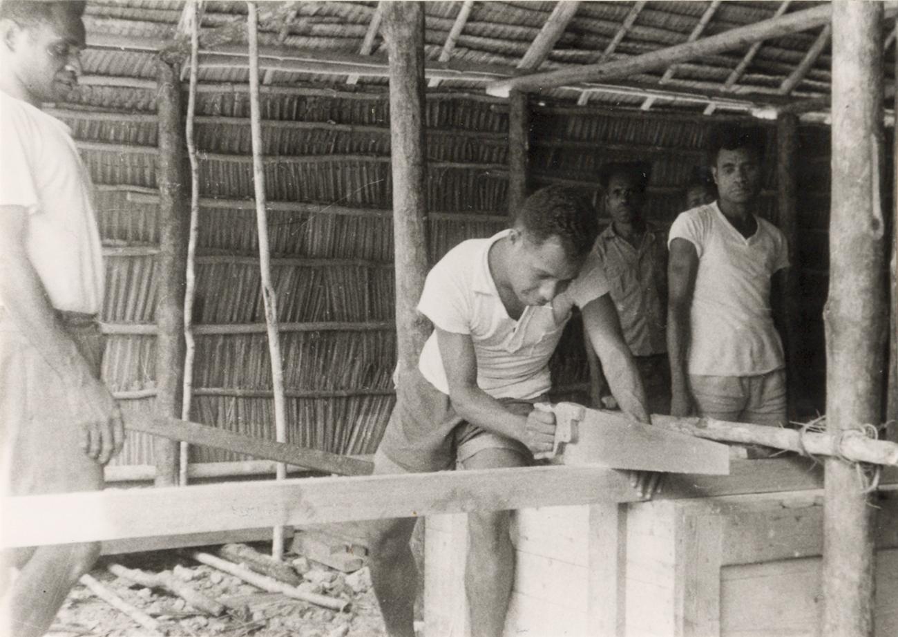 BD/309/62 -
Dorp Teminabuan, mannen bezig met houtbewerking