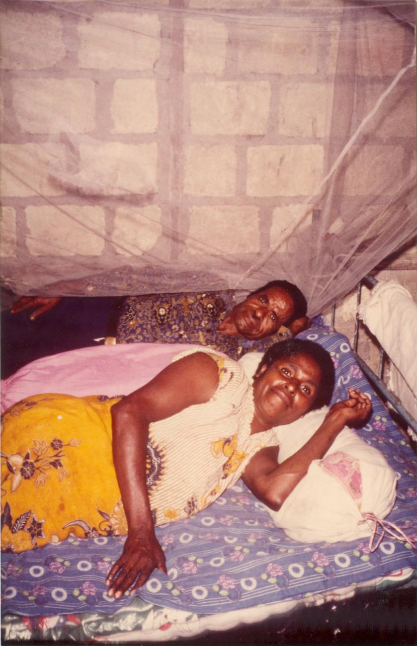 BD/309/111 -
Dorp Teminabuan, man en vrouw in bed