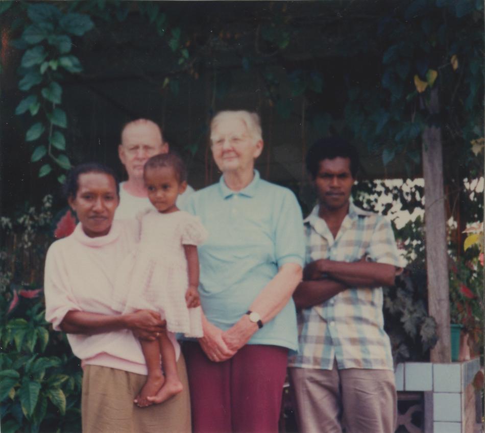 BD/309/113 -
Dorp Teminabuan, groepsfoto westers stel met echtpaar en kind