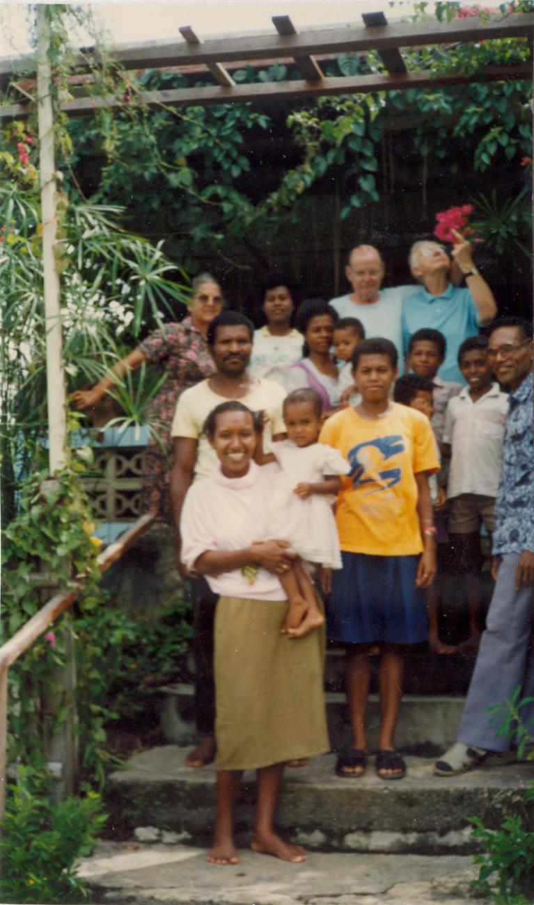 BD/309/116 - 
Dorp Teminabuan, groepsfoto van onder meer westers stel en vrouw met kind op arm
