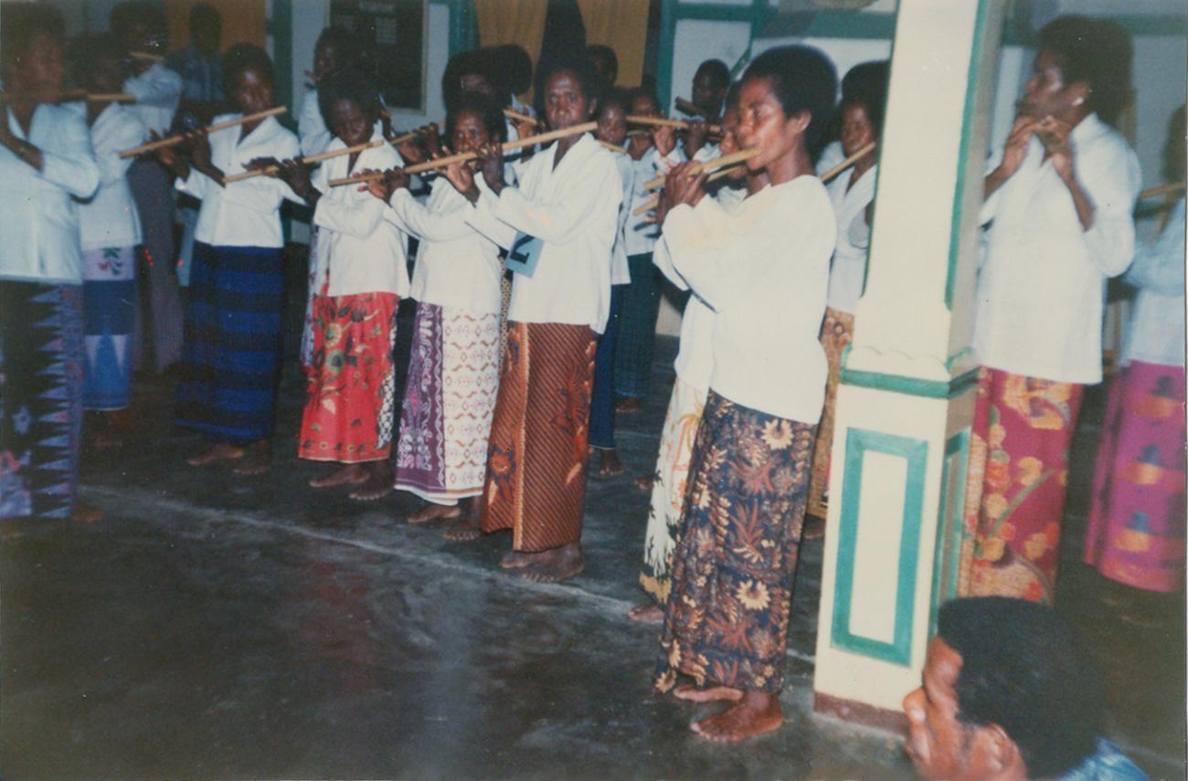 BD/309/69 - 
Dorp Teminabuan, spelend fluitorkest
