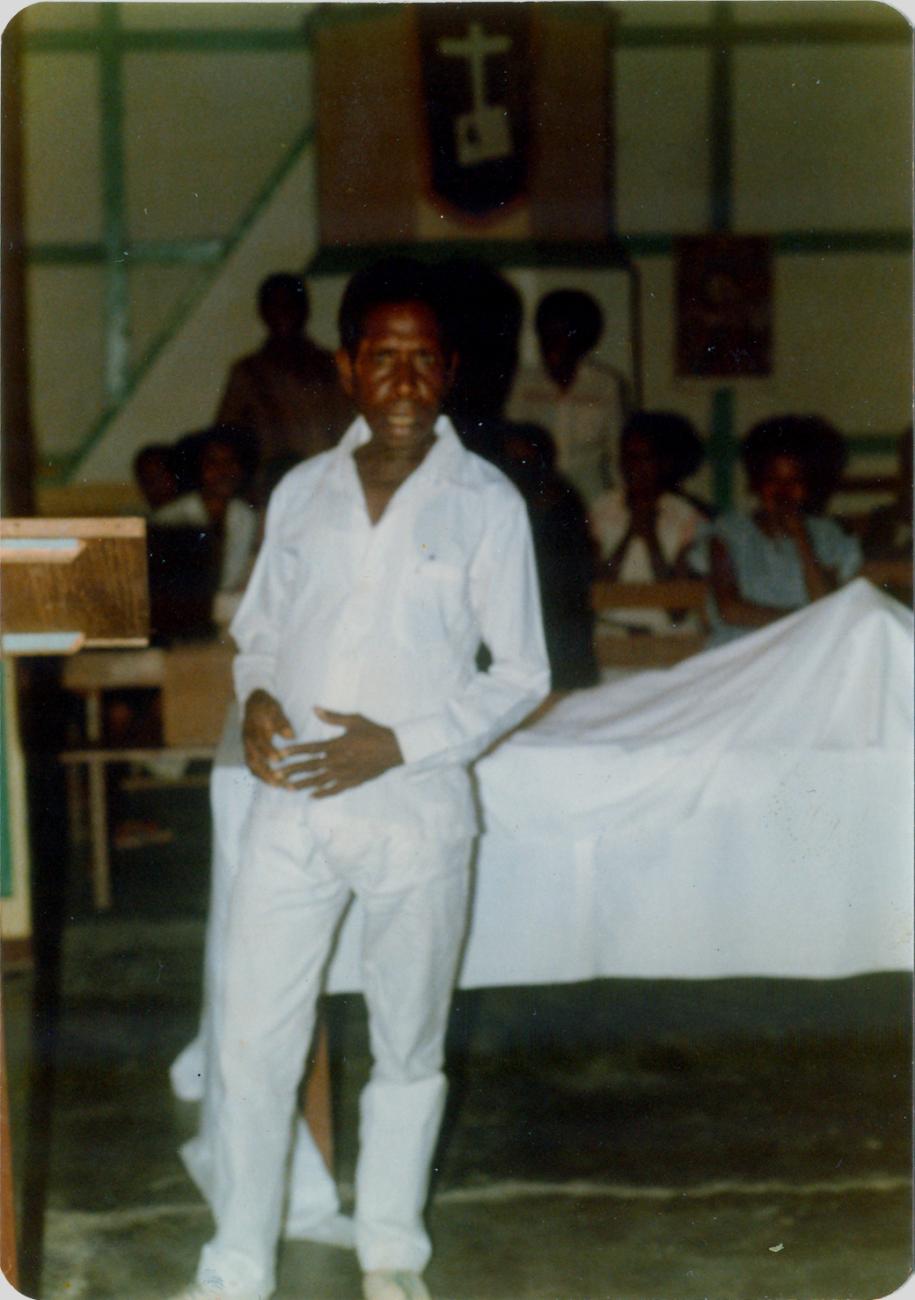 BD/309/71 - 
Dorp Teminabuan, portret man
