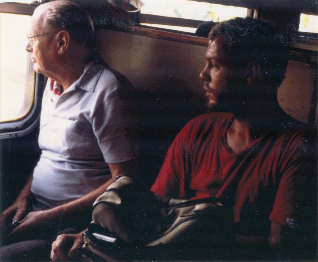 BD/309/77 -
Dorp Bogor, westerse jonge en wat oudere man in trein. Niet plaatsen, niet in Nieuw Guinea