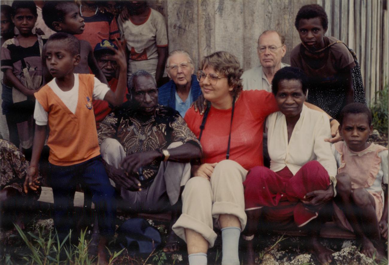 BD/309/83 -
Dorp Bogor, groepsfoto van onder meer westerse vrouw met oudere man en vrouw. Niet publiceren, niet in Nieuw Guinea
