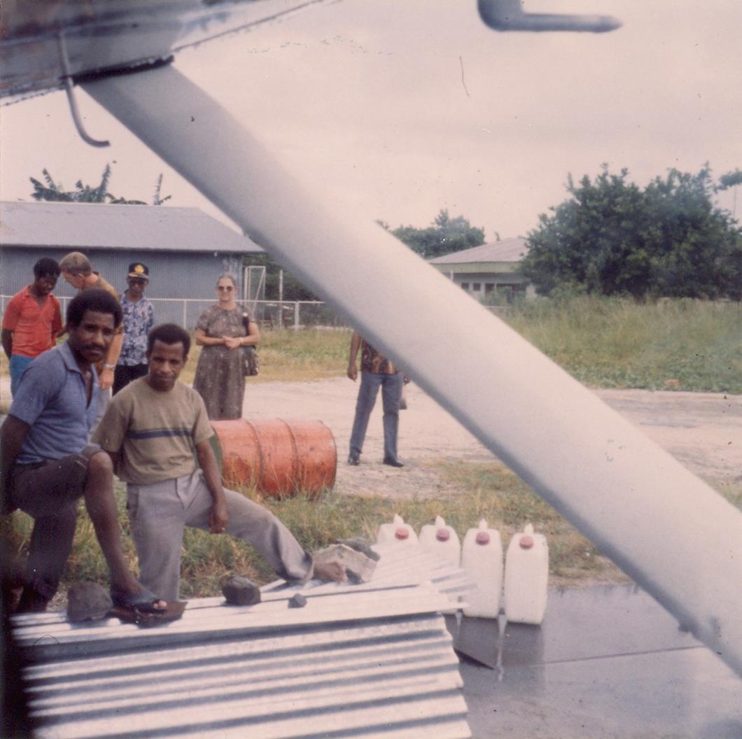 BD/309/86 -
Dorp Bogor, luchthaven met vliegtuig. Niet publiceren, niet in Nieuw Guinea