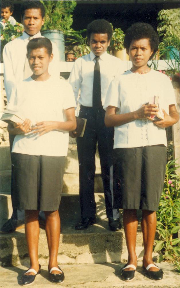 BD/309/87 -
Dorp Bogor, groepsfoto formeel geklede jonge mannen en vrouwen. Niet publiceren, niet in Nieuw Guinea