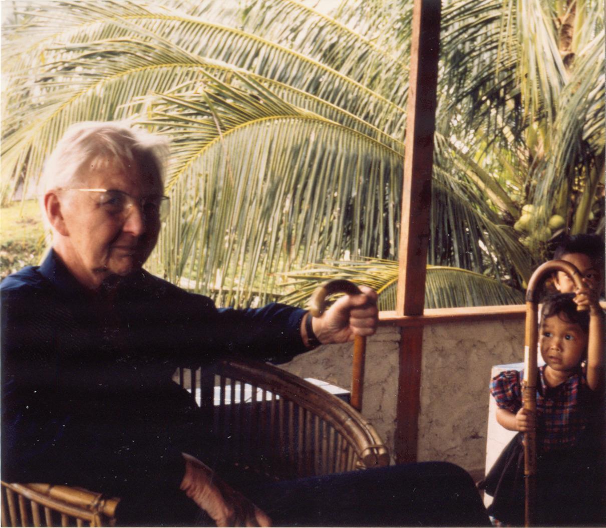 BD/309/90 - 
Dorp Bogor, westerse vrouw op veranda. Niet publiceren, niet in Nieuw Guinea

