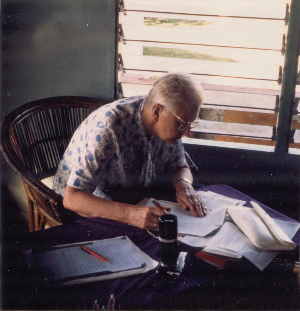 BD/309/93 -
Dorp Bogor, westerse vrouw aan bureau. Niet publiceren, niet in Nieuw Guinea