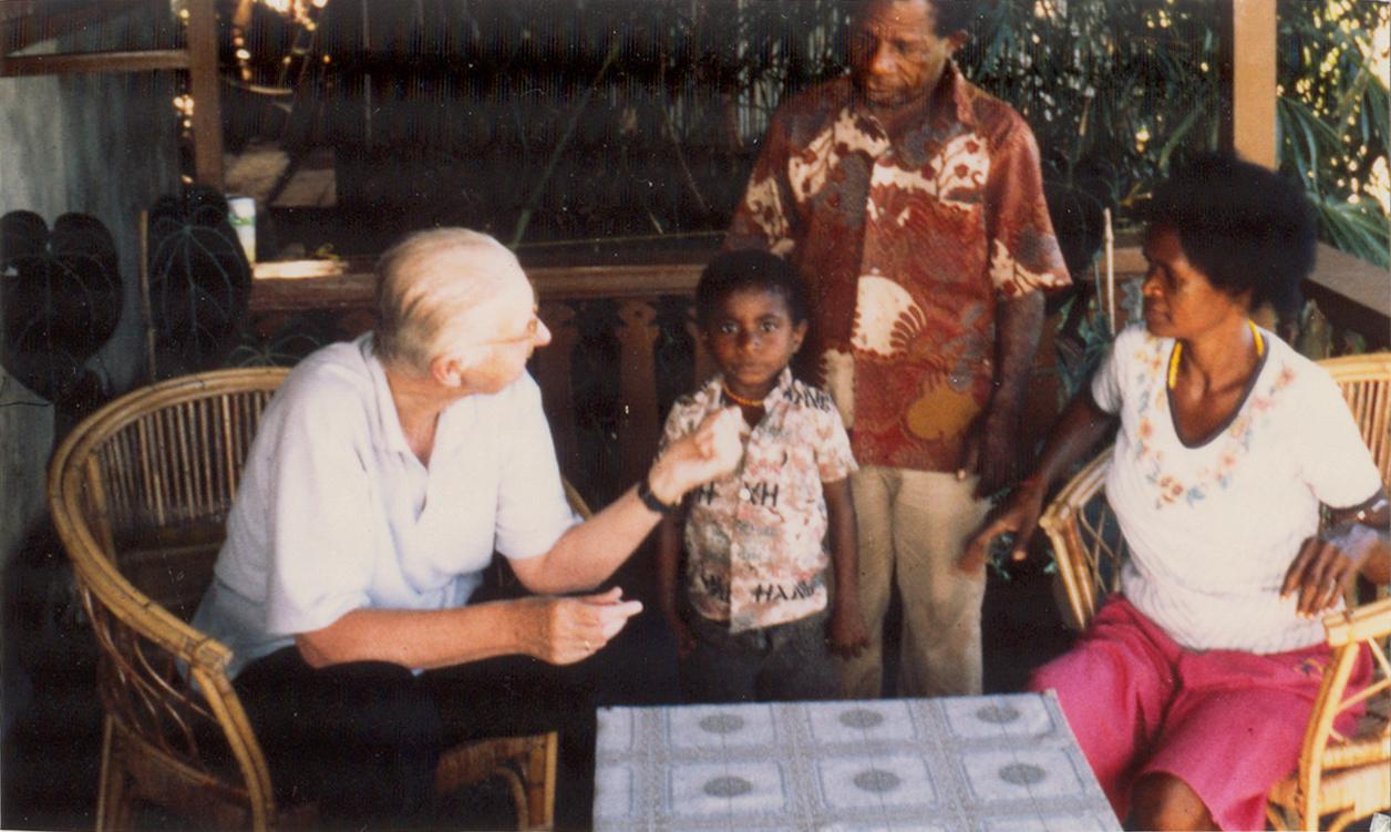 BD/309/97 - 
Dorp Teminabuan, westerse man met echtpaar en kind op veranda
