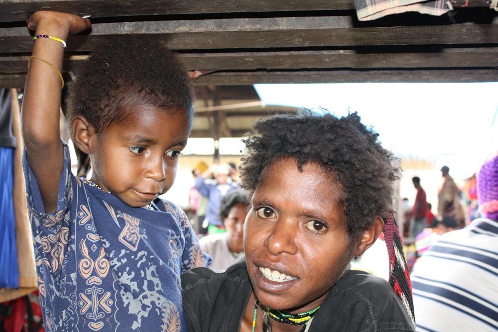 BD/153/65 -
vrouw en kind uit Wamena